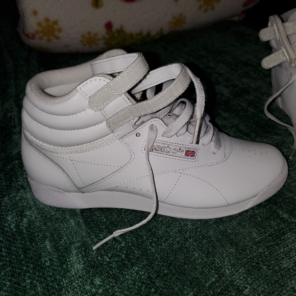 Reebok high tops size 8 white - Picture 2 of 3